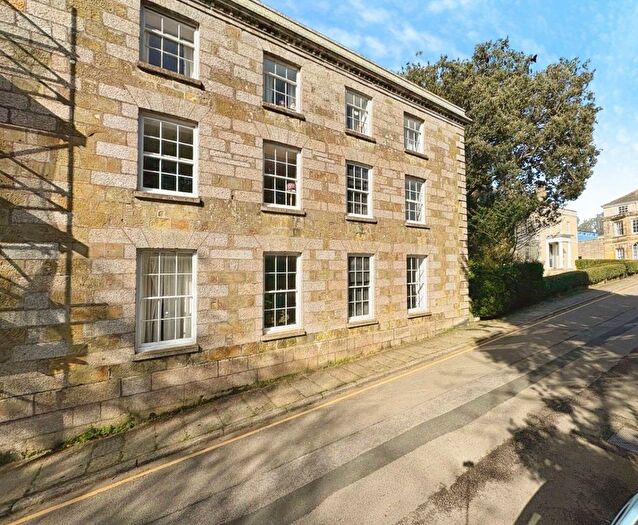 2 Bedroom Flat For Sale In Cross Street, Helston, TR13
