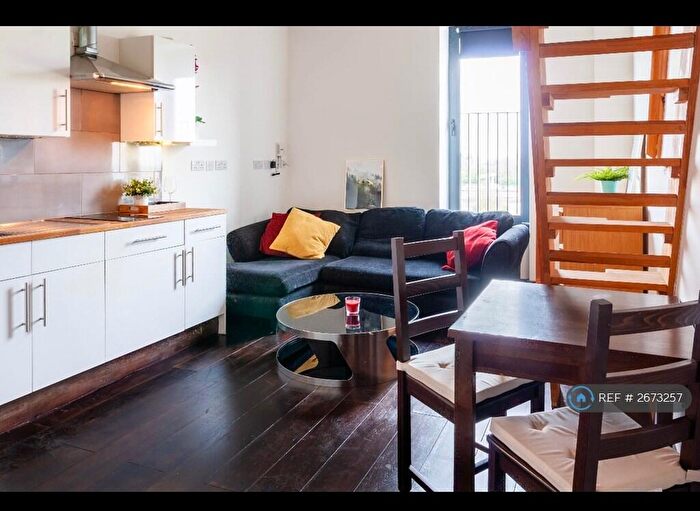 Studio To Rent In Edgware Road, London, NW2