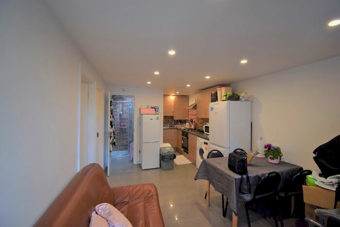 2 Bedroom Flat To Rent In Becontree Avenue, Becontree, Dagenham, RM8