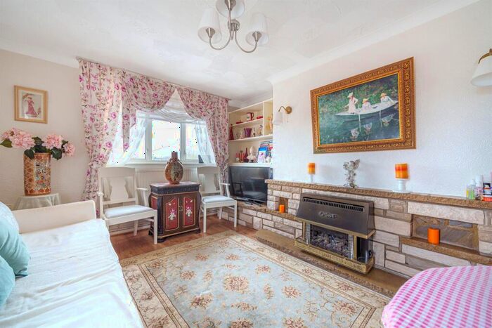 1 Bedroom Flat For Sale In Marshe Close, Potters Bar, EN6