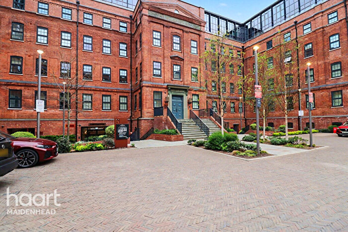 Studio For Sale In Memorial Avenue, Slough, SL1