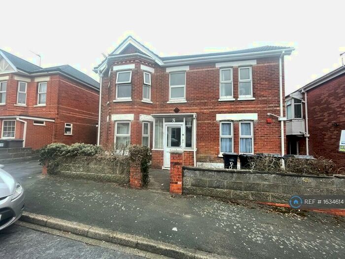 6 Bedroom Detached House To Rent In Crichel Road, Bournemouth, BH9