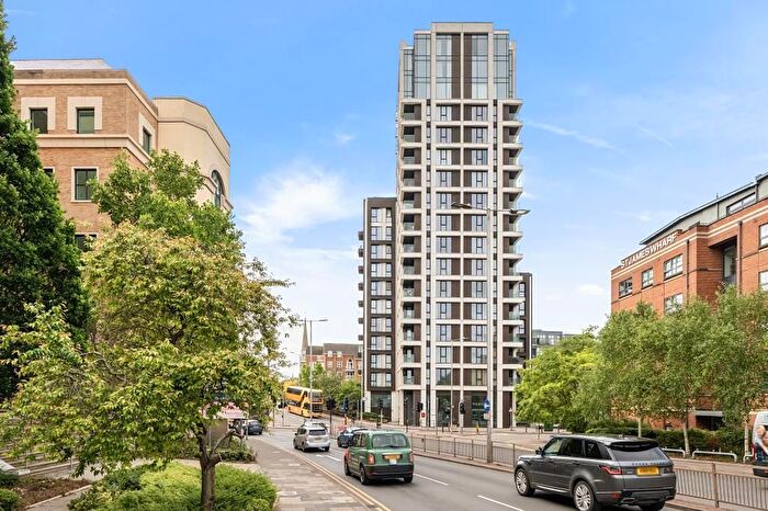 2 Bedroom Flat For Sale In Town Centre Landmark Development, Berkshire, RG1