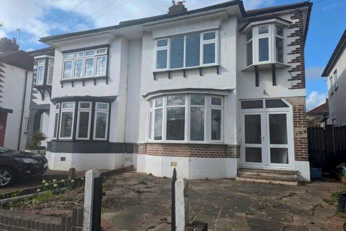 3 Bedroom Property To Rent In Colvin Gardens, Ilford, IG6