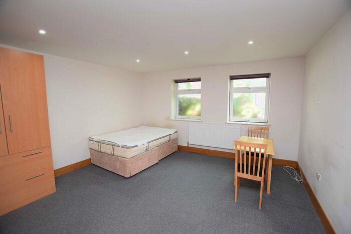 Studio To Rent In Sunny Place, Hendon, London NW4