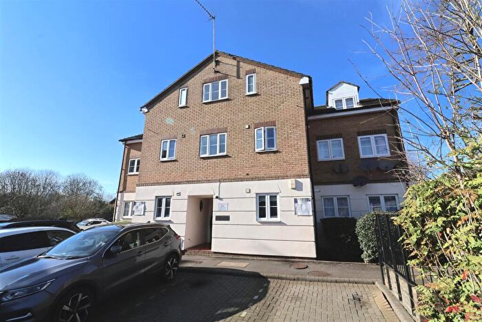 2 Bedroom Flat To Rent In Dover Close, London, NW2