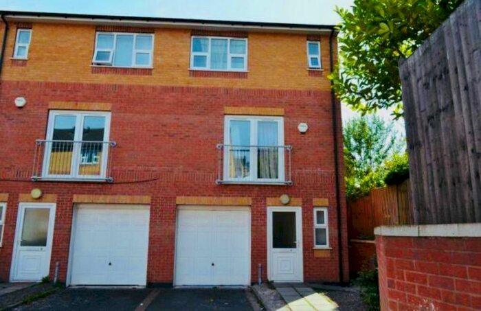 4 Bedroom House To Rent In Farm End Close, West Bromwich, B71