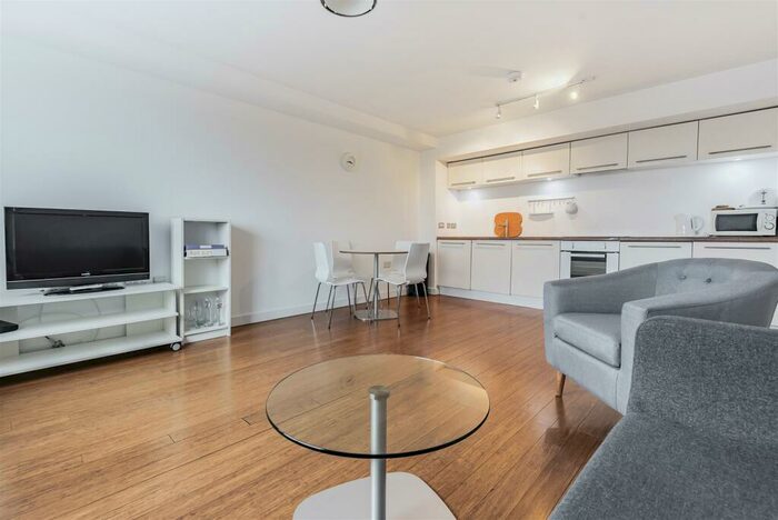 3 Bedroom Apartment To Rent In Greenhouse, Leeds, LS11