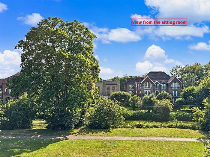1 Bedroom Property For Sale In Holly Court (River Views), Leatherhead, KT22