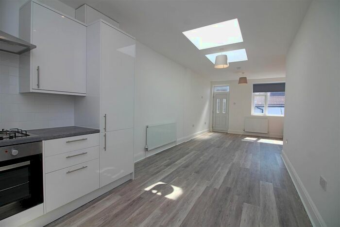 2 Bedroom Flat To Rent In Lea Bridge Road, London, E10