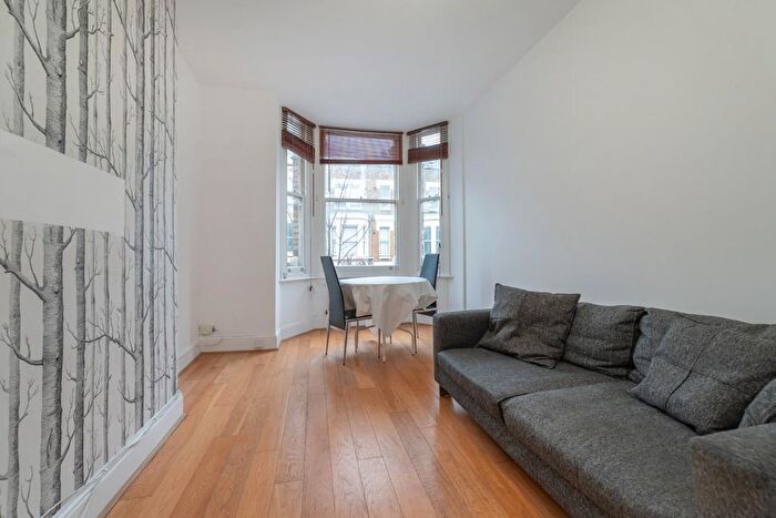 2 Bedroom Flat To Rent In Gascony Avenue, London, NW6