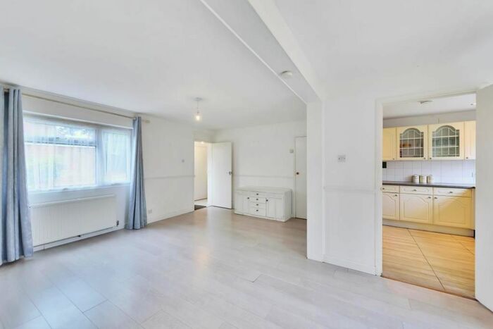 3 Bedroom Semi-Detached House To Rent In Oakdale Walk, Woodley, RG5