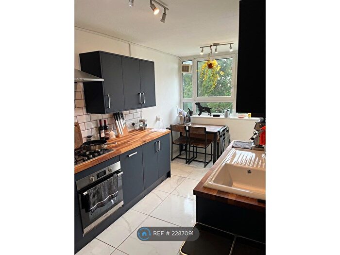 2 Bedroom Flat To Rent In Winterfold Close, London, SW19