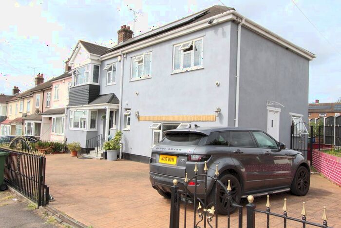 5 Bedroom Town House To Rent In , Moore Avenue, Grays, RM20