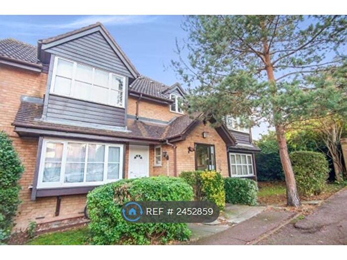 Studio To Rent In Snowdon Drive, London, NW9