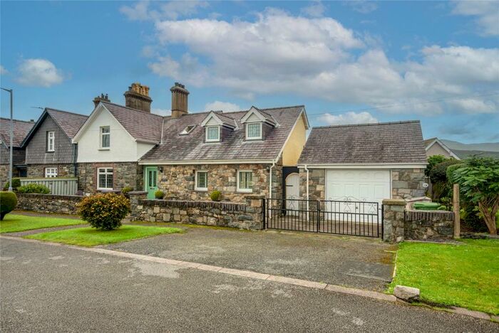 4 Bedroom Semi-Detached House For Sale In Llandygai, Bangor, Gwynedd, LL57