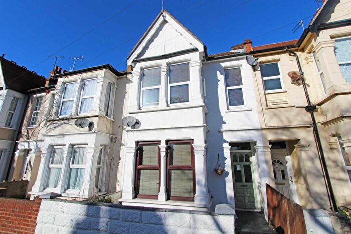 2 Bedroom Flat To Rent In Rayleigh Avenue, Westcliff On Sea, SS0
