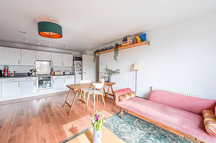 2 Bedroom Flat To Rent In Schoolhouse Lane, Limehouse, London, E1W