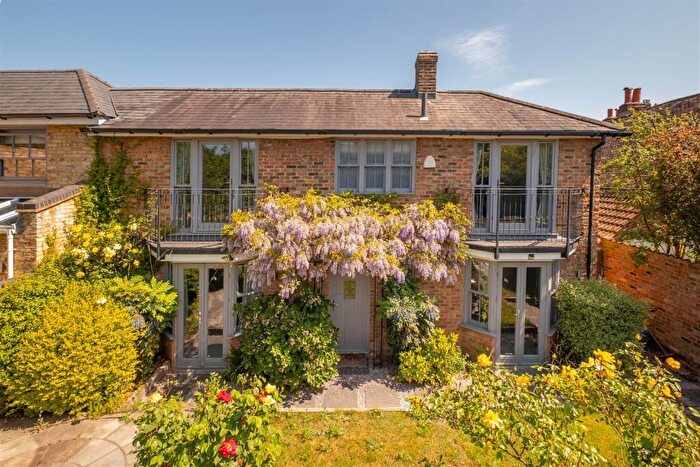 3 Bedroom Link Detached House To Rent In High Street, Thames Ditton, KT7