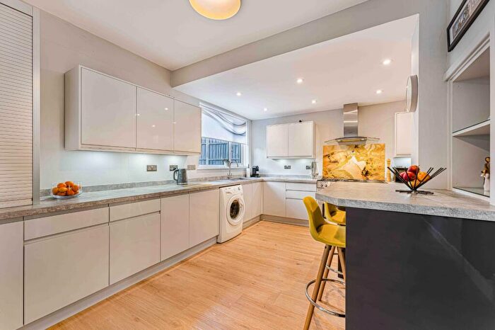 4 Bedroom Semi-Detached House For Sale In Dairsie Road, Eltham, London, SE9