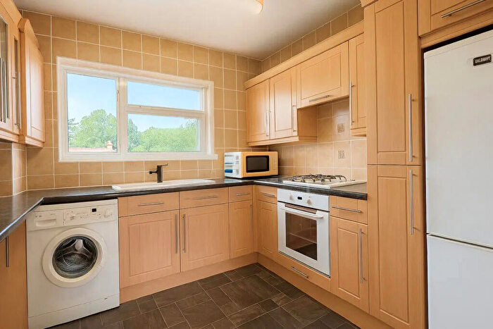 2 Bedroom Flat To Rent In Temple Close, Finchley Central, N3