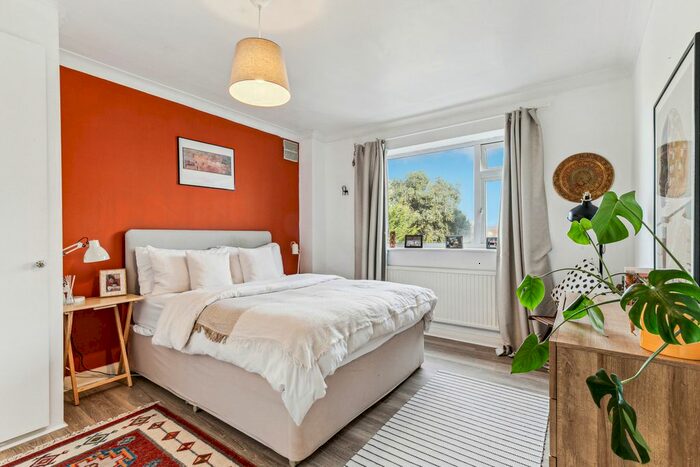 2 Bedroom Flat To Rent In Queens Gate Gardens, West Putney, SW15