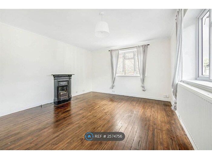 2 Bedroom Flat To Rent In Montgomery House, London, SW14