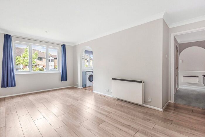 1 Bedroom Flat For Sale In Shepperton Court Drive, Shepperton, TW17