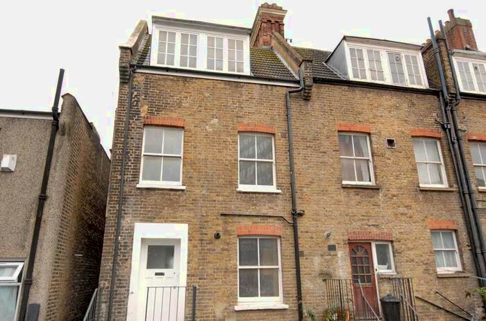 3 Bedroom Maisonette Flat To Rent In High Street, Bromley, Kent, BR1