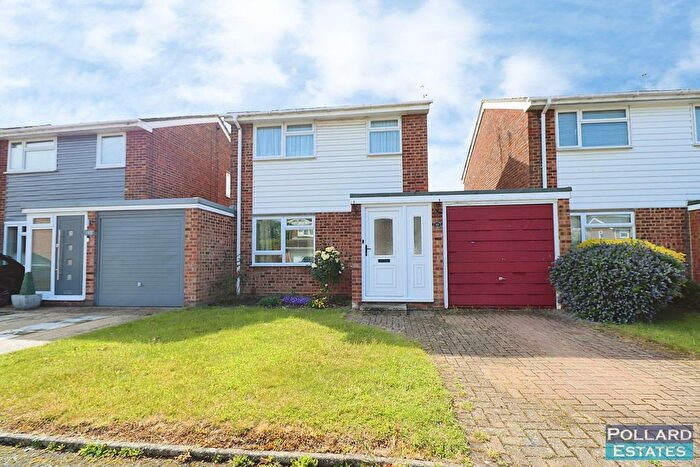 3 Bedroom Link Detached House For Sale In Moor Park Close, Rainham, ME8
