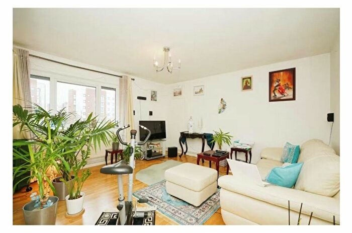 2 Bedroom Flat To Rent In Canterbury Gardens, Salford, Greater Manchester, M5