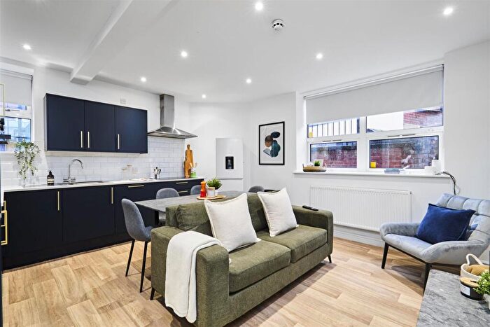 5 Bedroom Flat To Rent In Bank Street - En Suite Student Rooms - /, LN2