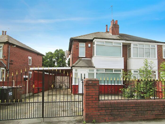 3 Bedroom Semi-Detached House To Rent In The Oval, Leeds, LS14