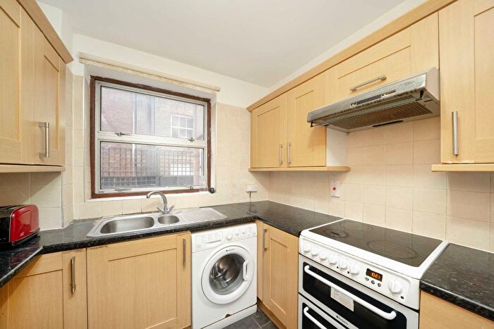 2 Bedroom Flat To Rent In Parkgate Road, London, SW11