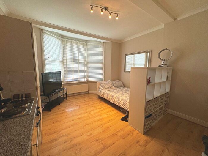 Flat To Rent In Ferme Park Road, Crouch End, N8