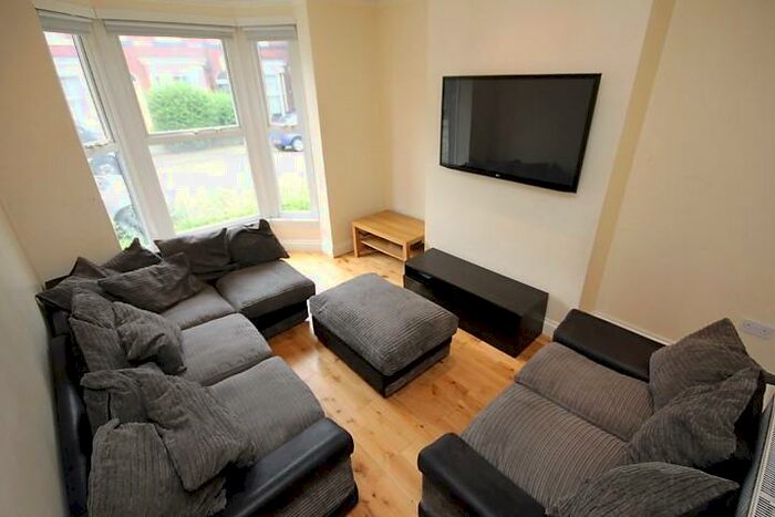 5 Bedroom Terraced House To Rent In Ashville Grove, Hyde Park, Leeds, LS6