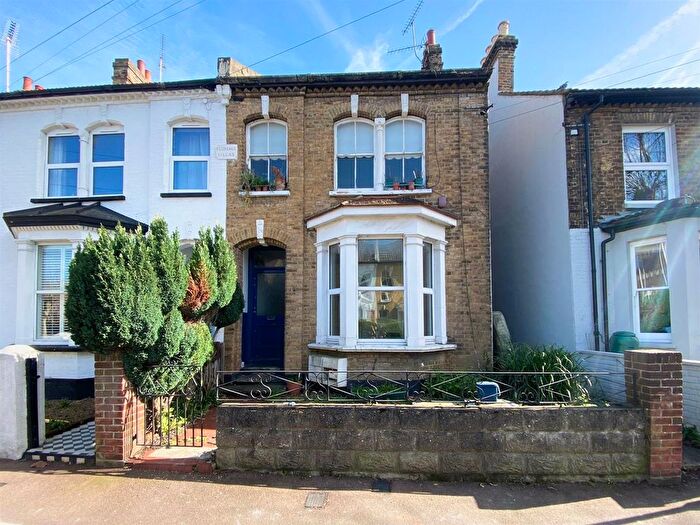 2 Bedroom Flat For Sale In Hadleigh Road, Westcliff-On-Sea, SS0