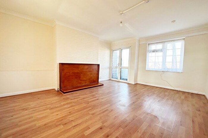 3 Bedroom Flat To Rent In Mottingham Road, London, SE9