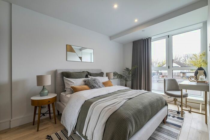 2 Bedroom Flat To Rent In Beverley Way, London, SW20