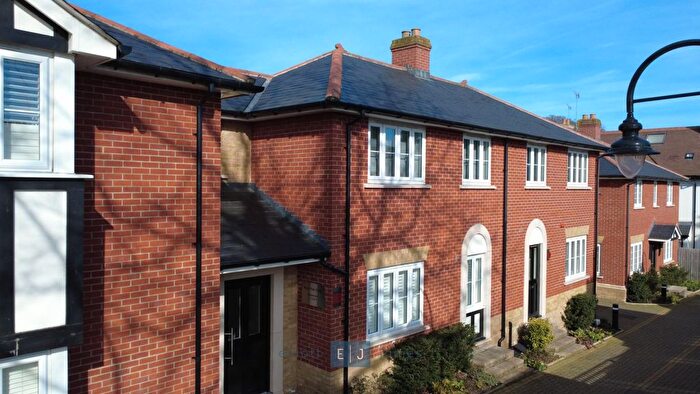2 Bedroom Flat For Sale In Royal Oak Close, Loughton, IG10