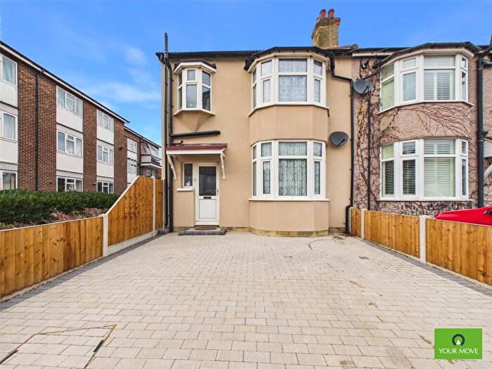 3 Bedroom End Of Terrace House For Sale In Brentwood Road, Romford, RM1