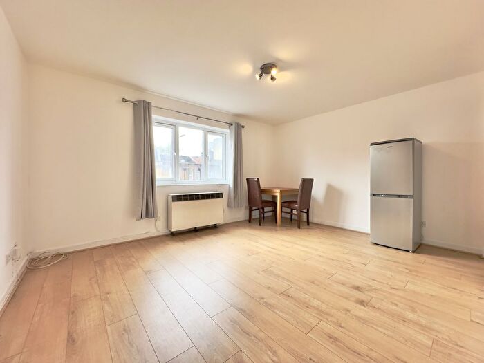 2 Bedroom Flat To Rent In New Cross Road, London, SE14