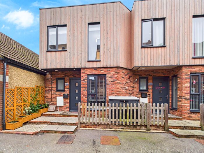 2 Bedroom End Of Terrace House For Sale In Addington Road, South Croydon, CR2