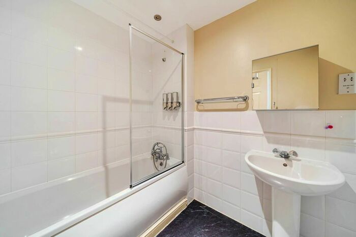 3 Bedroom Flat To Rent In Lowestoft Mews, Gallions Reach, London, E16
