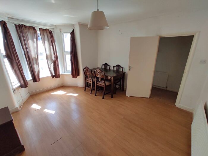 2 Bedroom Flat To Rent In Minford Gardens, London, W14