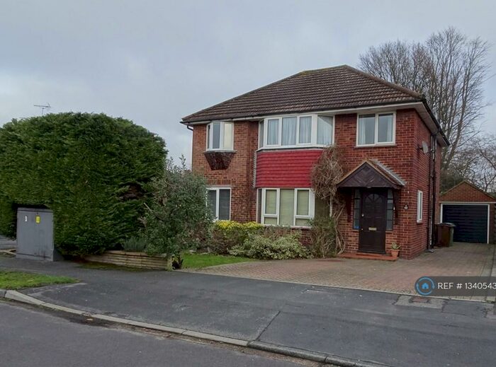 4 Bedroom Detached House To Rent In Glebe Road, Farnborough Hants, GU14