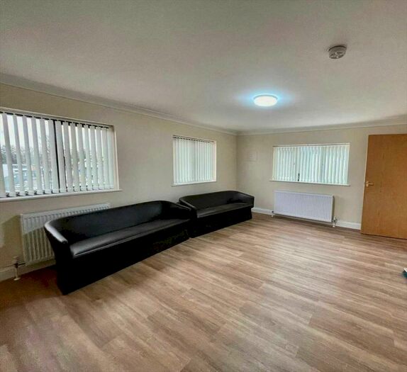 3 Bedroom Flat To Rent In Stoke Road, Slough, SL2