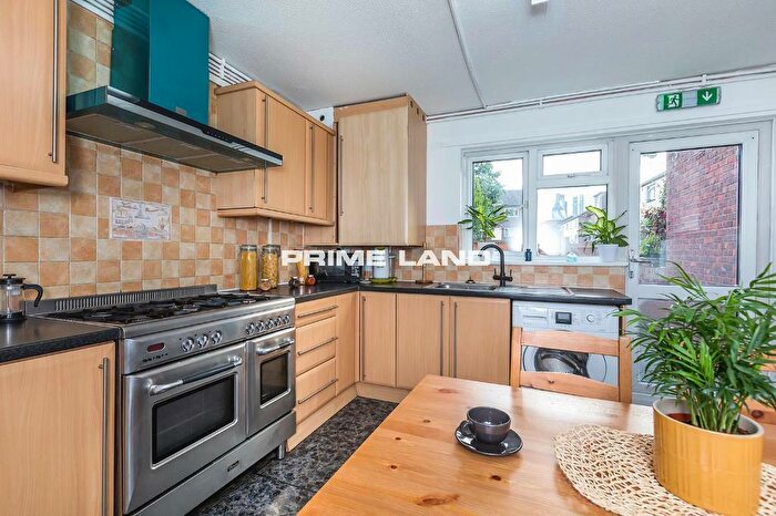 5 Bedroom Terraced House To Rent In Vallance Road, Whitechapel, London, E1