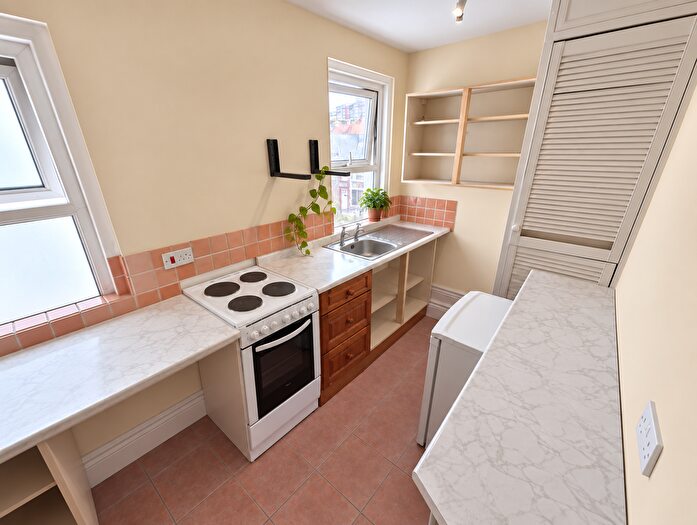 2 Bedroom Flat To Rent In Babbacombe Road, Torquay, TQ1