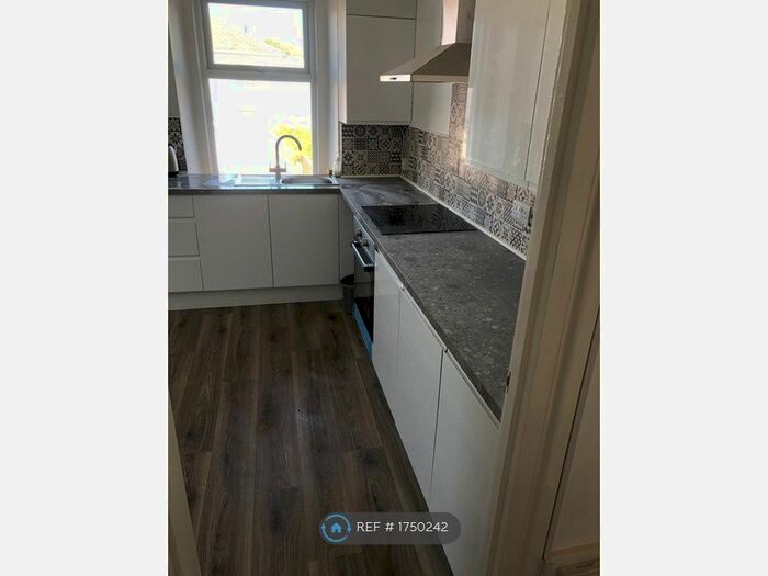 1 Bedroom Flat To Rent In Top Floor, Torquay, TQ1